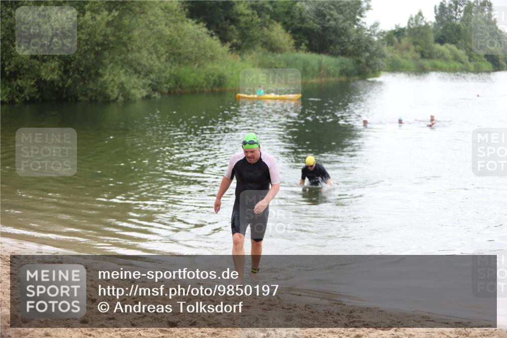 21.06.2026 - 29. Vierlanden-Triathlon Andreas Tolksdorf http://msf.ph/oto/9850197 21.06.2026 10:10:59 Schwimmen 411, 461 meine-sportfotos.de