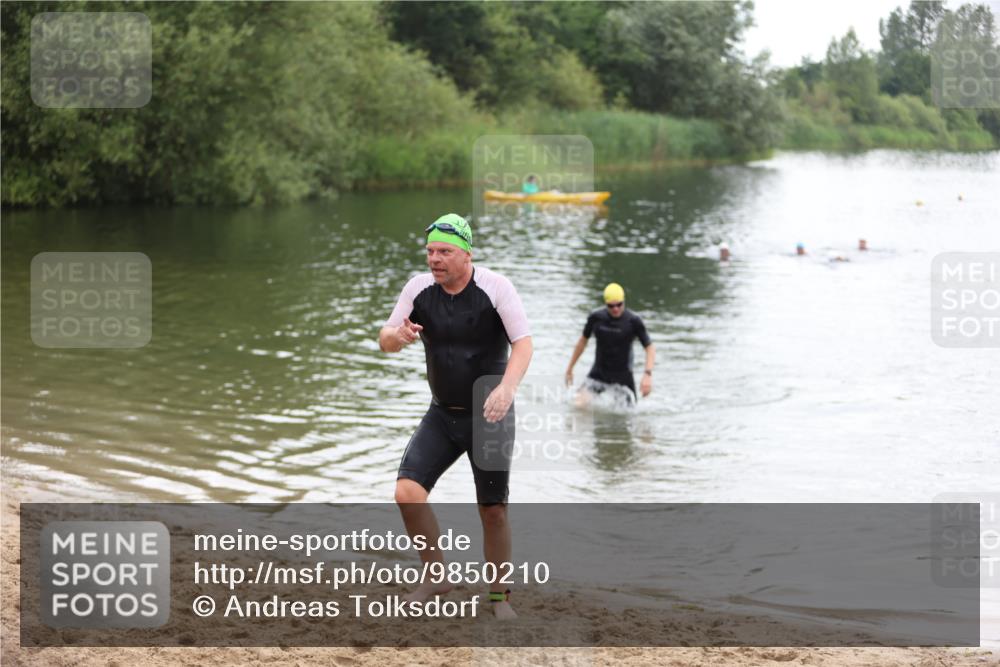21.06.2026 - 29. Vierlanden-Triathlon Andreas Tolksdorf http://msf.ph/oto/9850210 21.06.2026 10:11:01 Schwimmen 411, 461 meine-sportfotos.de