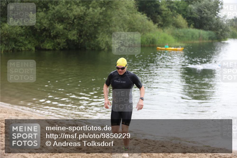 21.06.2026 - 29. Vierlanden-Triathlon Andreas Tolksdorf http://msf.ph/oto/9850229 21.06.2026 10:11:07 Schwimmen 411, 461 meine-sportfotos.de