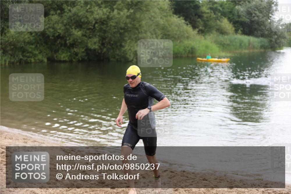 21.06.2026 - 29. Vierlanden-Triathlon Andreas Tolksdorf http://msf.ph/oto/9850237 21.06.2026 10:11:07 Schwimmen 411, 461 meine-sportfotos.de
