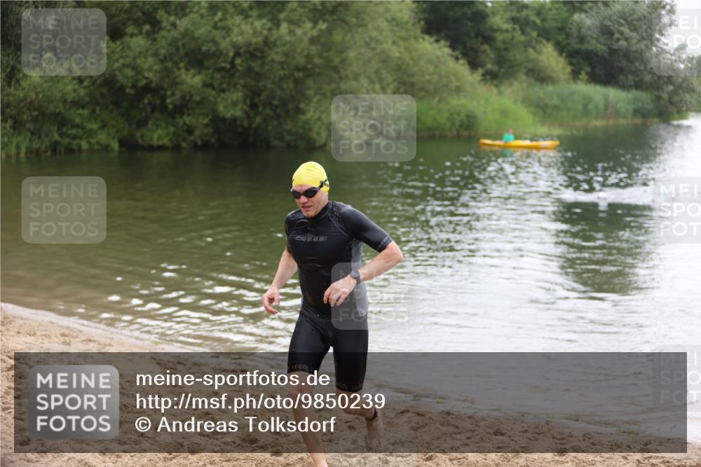21.06.2026 - 29. Vierlanden-Triathlon Andreas Tolksdorf http://msf.ph/oto/9850239 21.06.2026 10:11:07 Schwimmen 411, 461 meine-sportfotos.de