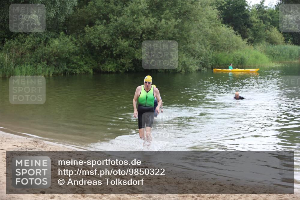 21.06.2026 - 29. Vierlanden-Triathlon Andreas Tolksdorf http://msf.ph/oto/9850322 21.06.2026 10:12:30 Schwimmen 401, 423 meine-sportfotos.de