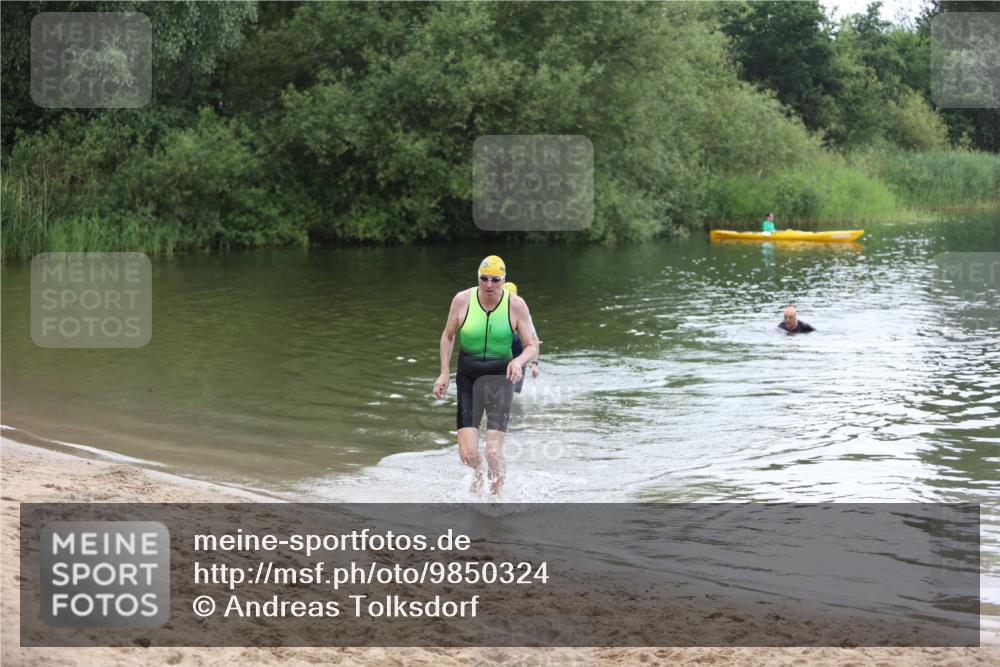 21.06.2026 - 29. Vierlanden-Triathlon Andreas Tolksdorf http://msf.ph/oto/9850324 21.06.2026 10:12:30 Schwimmen 401, 423 meine-sportfotos.de