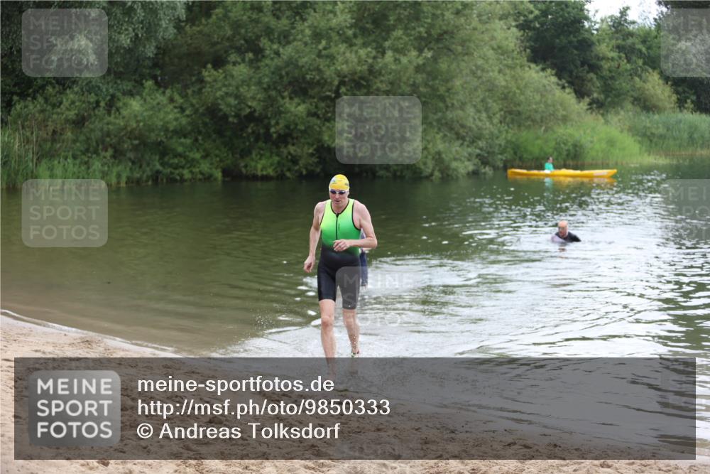 21.06.2026 - 29. Vierlanden-Triathlon Andreas Tolksdorf http://msf.ph/oto/9850333 21.06.2026 10:12:31 Schwimmen 401, 423 meine-sportfotos.de