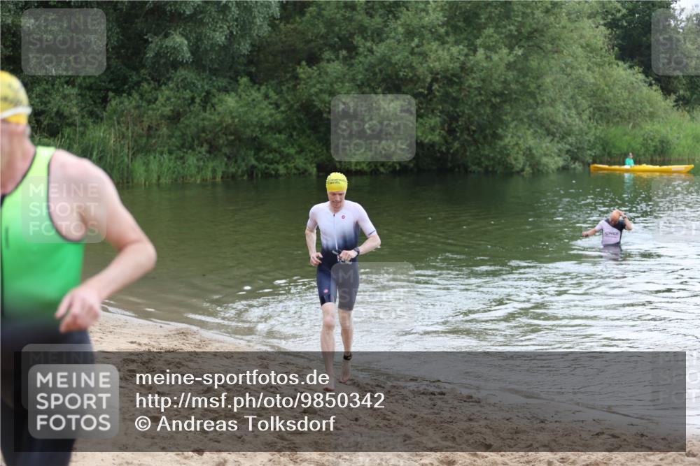 21.06.2026 - 29. Vierlanden-Triathlon Andreas Tolksdorf http://msf.ph/oto/9850342 21.06.2026 10:12:35 Schwimmen 401, 423 meine-sportfotos.de