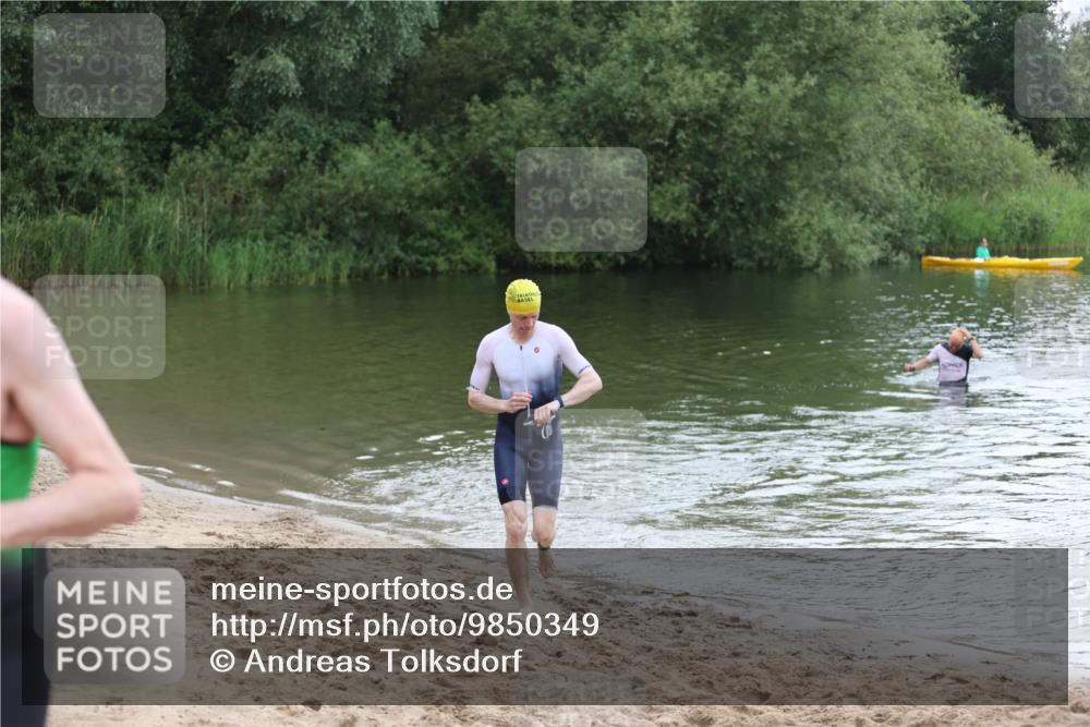 21.06.2026 - 29. Vierlanden-Triathlon Andreas Tolksdorf http://msf.ph/oto/9850349 21.06.2026 10:12:35 Schwimmen 401, 423 meine-sportfotos.de