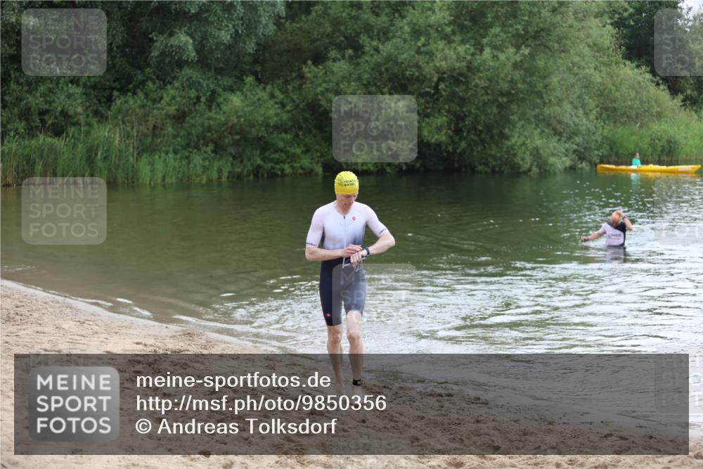 21.06.2026 - 29. Vierlanden-Triathlon Andreas Tolksdorf http://msf.ph/oto/9850356 21.06.2026 10:12:35 Schwimmen 401, 423 meine-sportfotos.de