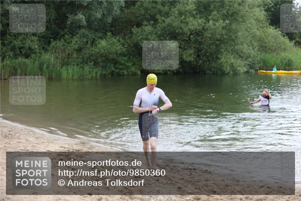21.06.2026 - 29. Vierlanden-Triathlon Andreas Tolksdorf http://msf.ph/oto/9850360 21.06.2026 10:12:35 Schwimmen 401, 423 meine-sportfotos.de