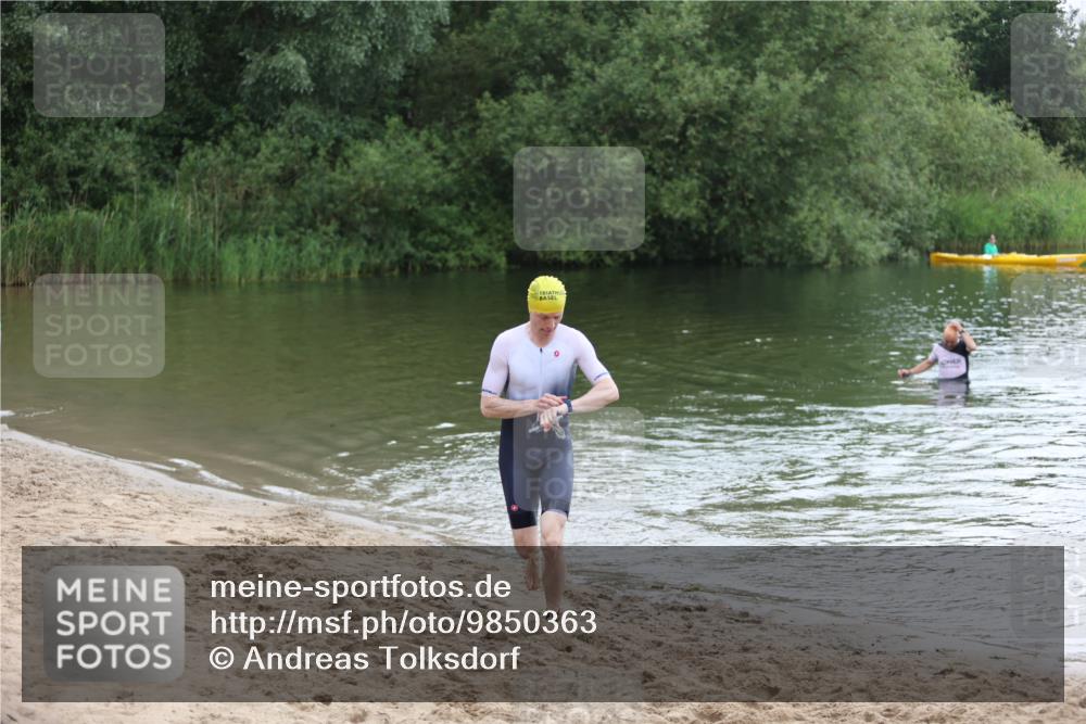 21.06.2026 - 29. Vierlanden-Triathlon Andreas Tolksdorf http://msf.ph/oto/9850363 21.06.2026 10:12:35 Schwimmen 401, 423 meine-sportfotos.de