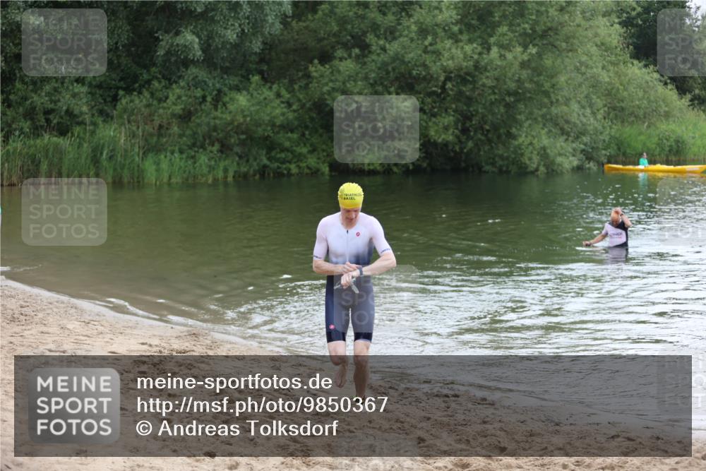 21.06.2026 - 29. Vierlanden-Triathlon Andreas Tolksdorf http://msf.ph/oto/9850367 21.06.2026 10:12:36 Schwimmen 401, 423 meine-sportfotos.de