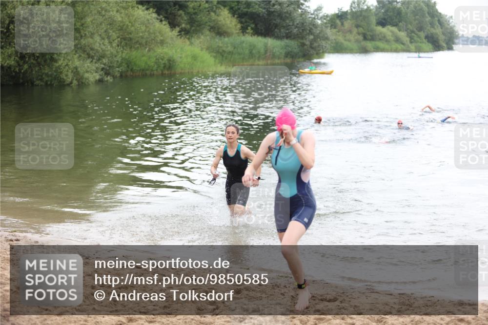 21.06.2026 - 29. Vierlanden-Triathlon Andreas Tolksdorf http://msf.ph/oto/9850585 21.06.2026 10:14:58 Schwimmen 509, 545 meine-sportfotos.de