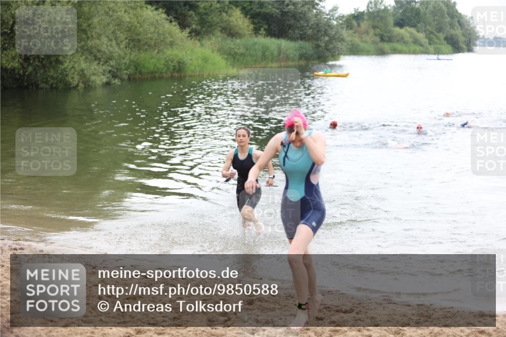 21.06.2026 - 29. Vierlanden-Triathlon Andreas Tolksdorf http://msf.ph/oto/9850588 21.06.2026 10:14:58 Schwimmen 509, 545 meine-sportfotos.de