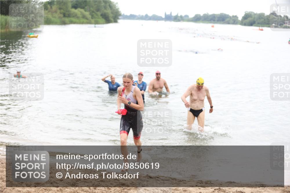 21.06.2026 - 29. Vierlanden-Triathlon Andreas Tolksdorf http://msf.ph/oto/9850619 21.06.2026 10:15:12 Schwimmen 526, 564, 584, 614, 621 meine-sportfotos.de