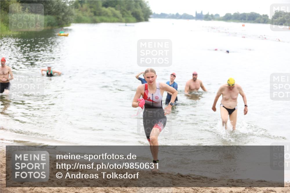 21.06.2026 - 29. Vierlanden-Triathlon Andreas Tolksdorf http://msf.ph/oto/9850631 21.06.2026 10:15:12 Schwimmen 526, 564, 584, 614, 621 meine-sportfotos.de