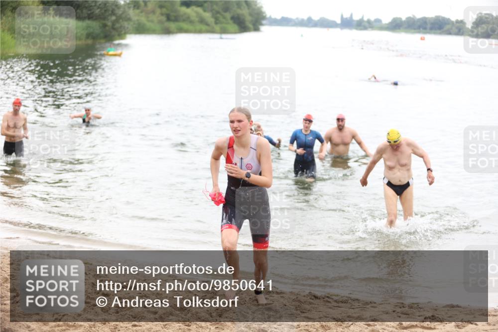 21.06.2026 - 29. Vierlanden-Triathlon Andreas Tolksdorf http://msf.ph/oto/9850641 21.06.2026 10:15:12 Schwimmen 526, 564, 584, 614, 621 meine-sportfotos.de