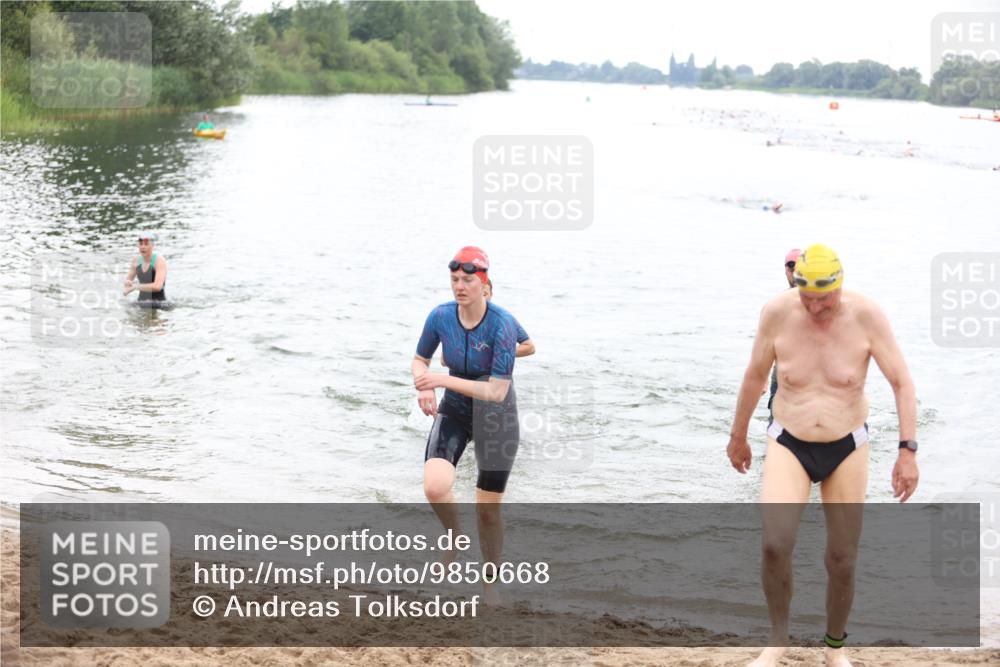 21.06.2026 - 29. Vierlanden-Triathlon Andreas Tolksdorf http://msf.ph/oto/9850668 21.06.2026 10:15:16 Schwimmen 496, 564, 584, 614, 621 meine-sportfotos.de