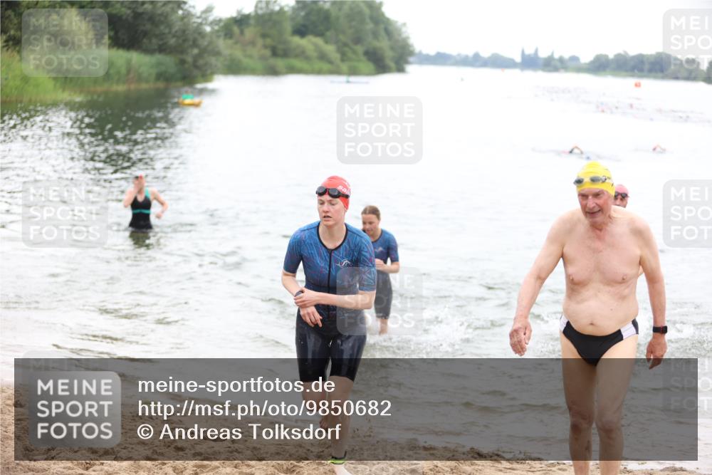 21.06.2026 - 29. Vierlanden-Triathlon Andreas Tolksdorf http://msf.ph/oto/9850682 21.06.2026 10:15:17 Schwimmen 496, 564, 584, 614, 621 meine-sportfotos.de