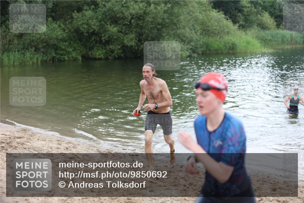 21.06.2026 - 29. Vierlanden-Triathlon Andreas Tolksdorf http://msf.ph/oto/9850692 21.06.2026 10:15:18 Schwimmen 496, 564, 584, 614, 621 meine-sportfotos.de