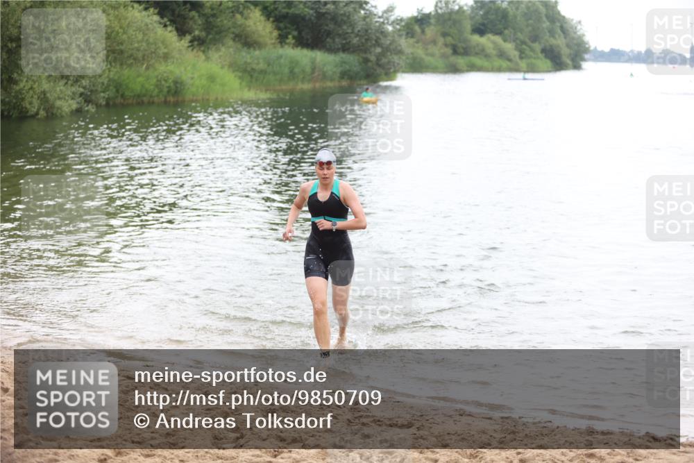 21.06.2026 - 29. Vierlanden-Triathlon Andreas Tolksdorf http://msf.ph/oto/9850709 21.06.2026 10:15:23 Schwimmen 496, 584, 614, 621 meine-sportfotos.de