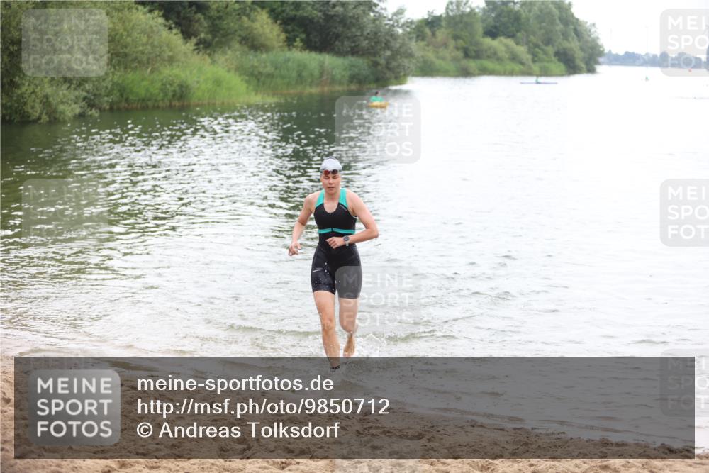 21.06.2026 - 29. Vierlanden-Triathlon Andreas Tolksdorf http://msf.ph/oto/9850712 21.06.2026 10:15:23 Schwimmen 496, 584, 614, 621 meine-sportfotos.de