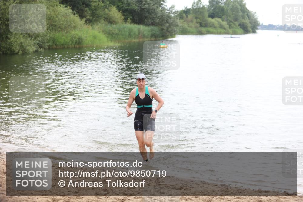 21.06.2026 - 29. Vierlanden-Triathlon Andreas Tolksdorf http://msf.ph/oto/9850719 21.06.2026 10:15:23 Schwimmen 496, 584, 614, 621 meine-sportfotos.de