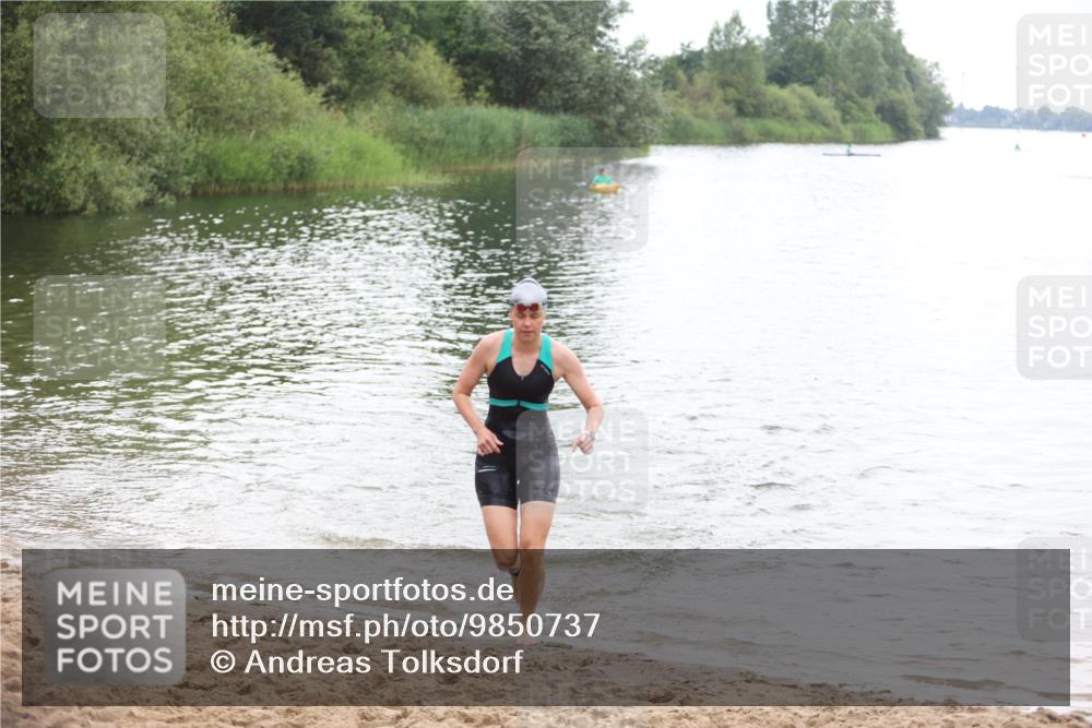 21.06.2026 - 29. Vierlanden-Triathlon Andreas Tolksdorf http://msf.ph/oto/9850737 21.06.2026 10:15:24 Schwimmen 496, 614 meine-sportfotos.de