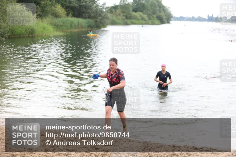 21.06.2026 - 29. Vierlanden-Triathlon Andreas Tolksdorf http://msf.ph/oto/9850744 21.06.2026 10:15:50 Schwimmen 552, 562 meine-sportfotos.de