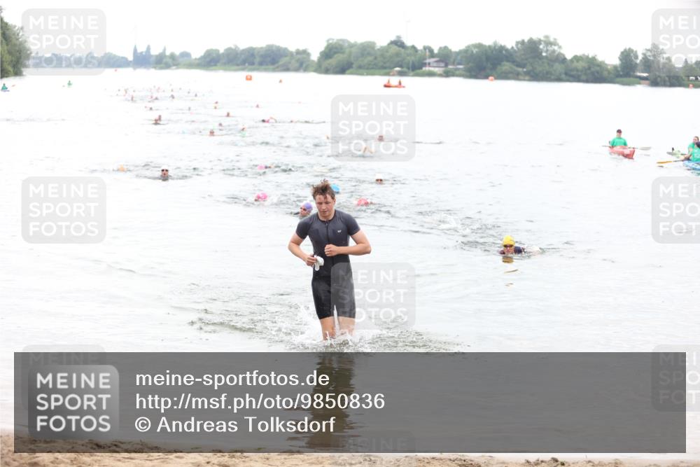 21.06.2026 - 29. Vierlanden-Triathlon Andreas Tolksdorf http://msf.ph/oto/9850836 21.06.2026 10:16:25 Schwimmen 383, 384, 441, 540 meine-sportfotos.de