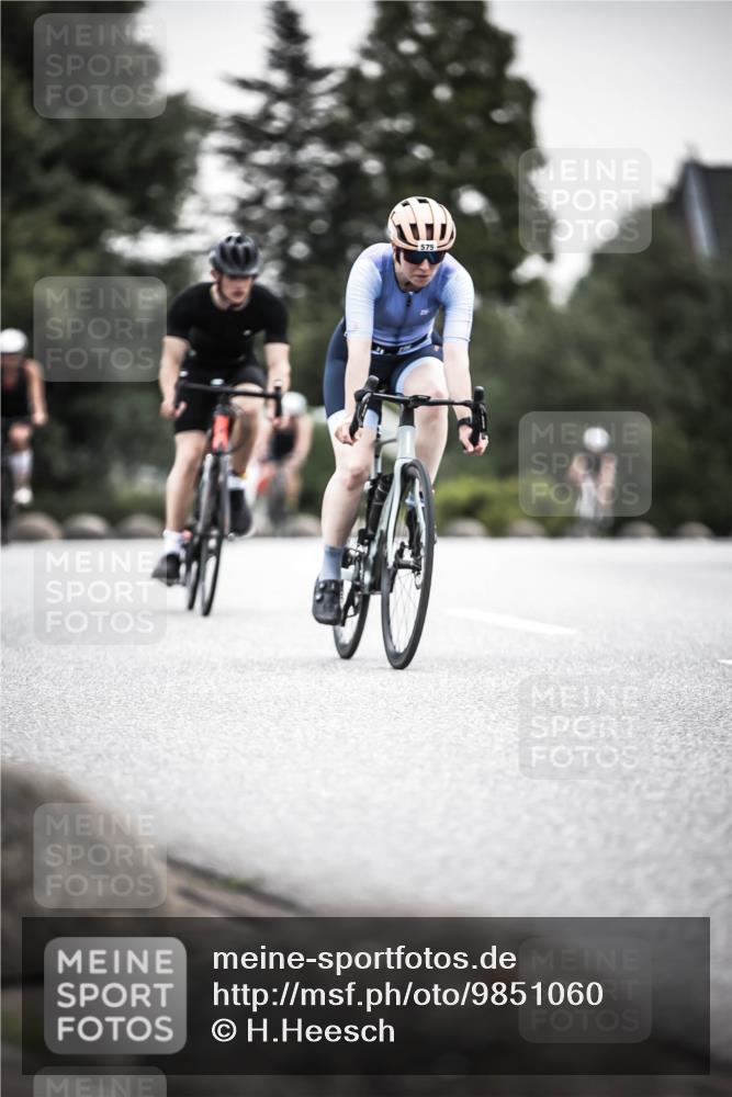 21.06.2026 - 29. Vierlanden-Triathlon H.Heesch http://msf.ph/oto/9851060 21.06.2026 10:28:20 Radfahren 4, 79, 368, 538, 567, 574, 575, 582, 590, 608 meine-sportfotos.de