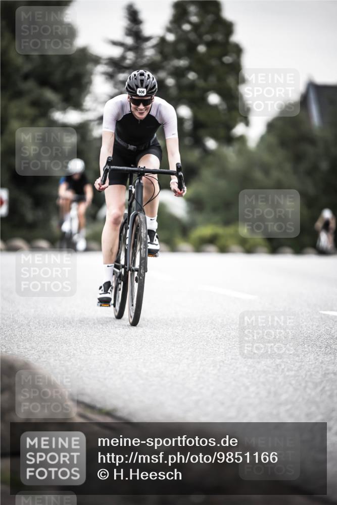 21.06.2026 - 29. Vierlanden-Triathlon H.Heesch http://msf.ph/oto/9851166 21.06.2026 10:28:29 Radfahren 4, 51, 55, 61, 78, 99, 106, 197, 387, 481, 535, 561, 574, 582, 592, 606, 608, 616 meine-sportfotos.de