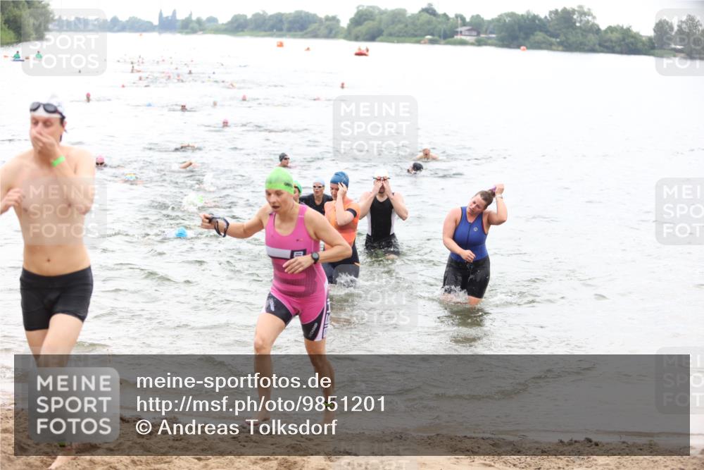 21.06.2026 - 29. Vierlanden-Triathlon Andreas Tolksdorf http://msf.ph/oto/9851201 21.06.2026 10:17:09 Schwimmen 386, 480, 488, 521, 530, 533, 574, 591, 602, 625 meine-sportfotos.de