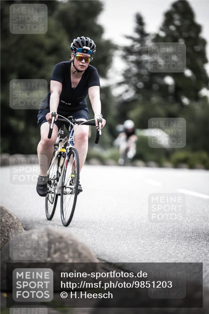 21.06.2026 - 29. Vierlanden-Triathlon H.Heesch http://msf.ph/oto/9851203 21.06.2026 10:28:33 Radfahren 51, 55, 61, 78, 99, 106, 197, 367, 387, 390, 511, 535, 561, 592, 606, 616 meine-sportfotos.de