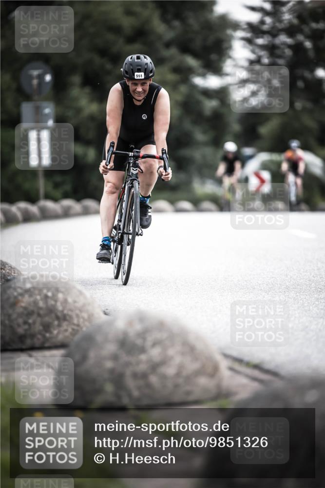 21.06.2026 - 29. Vierlanden-Triathlon H.Heesch http://msf.ph/oto/9851326 21.06.2026 10:28:52 Radfahren 27, 499, 551, 553, 619 meine-sportfotos.de