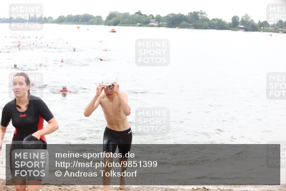 21.06.2026 - 29. Vierlanden-Triathlon Andreas Tolksdorf http://msf.ph/oto/9851399 21.06.2026 10:17:29 Schwimmen 353, 369, 486, 508, 517, 543, 567, 599, 600 meine-sportfotos.de