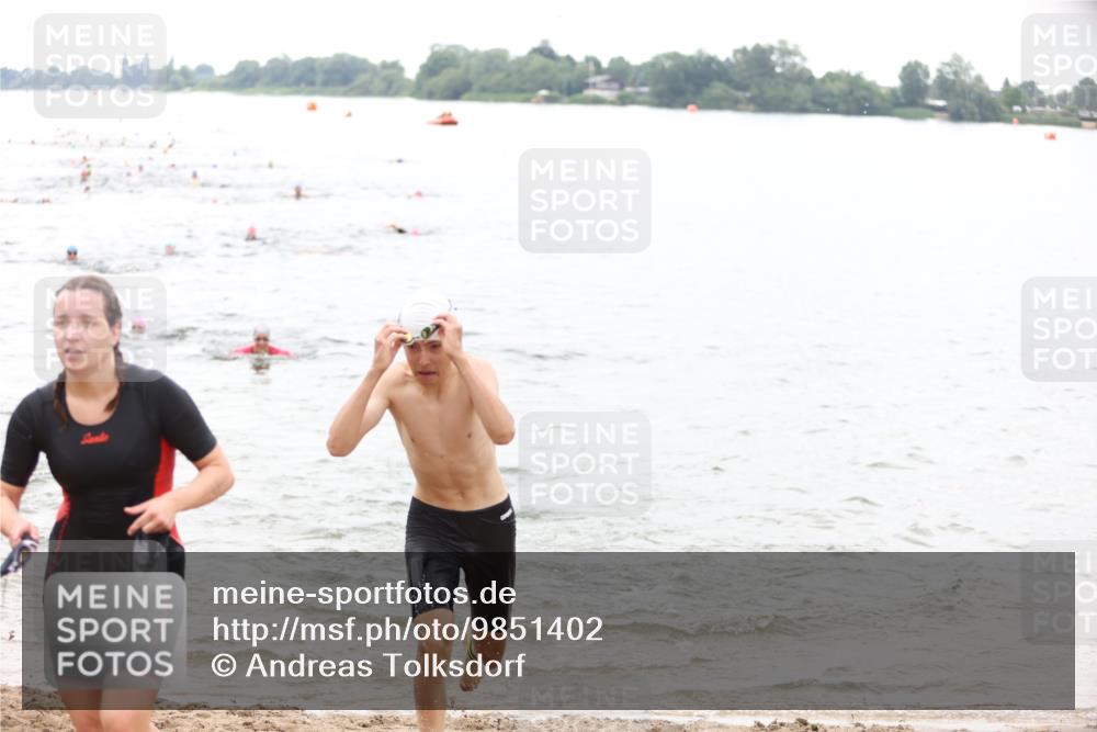 21.06.2026 - 29. Vierlanden-Triathlon Andreas Tolksdorf http://msf.ph/oto/9851402 21.06.2026 10:17:29 Schwimmen 353, 369, 486, 508, 517, 543, 567, 599, 600 meine-sportfotos.de