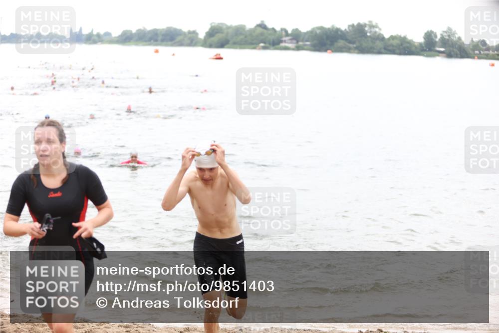 21.06.2026 - 29. Vierlanden-Triathlon Andreas Tolksdorf http://msf.ph/oto/9851403 21.06.2026 10:17:29 Schwimmen 353, 369, 486, 508, 517, 543, 567, 599, 600 meine-sportfotos.de
