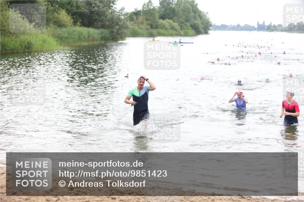 21.06.2026 - 29. Vierlanden-Triathlon Andreas Tolksdorf http://msf.ph/oto/9851423 21.06.2026 10:17:35 Schwimmen 353, 508, 575, 600 meine-sportfotos.de