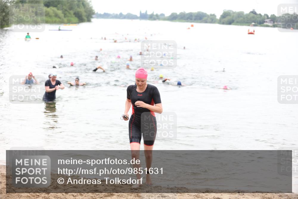 21.06.2026 - 29. Vierlanden-Triathlon Andreas Tolksdorf http://msf.ph/oto/9851631 21.06.2026 10:18:11 Schwimmen 494, 592 meine-sportfotos.de