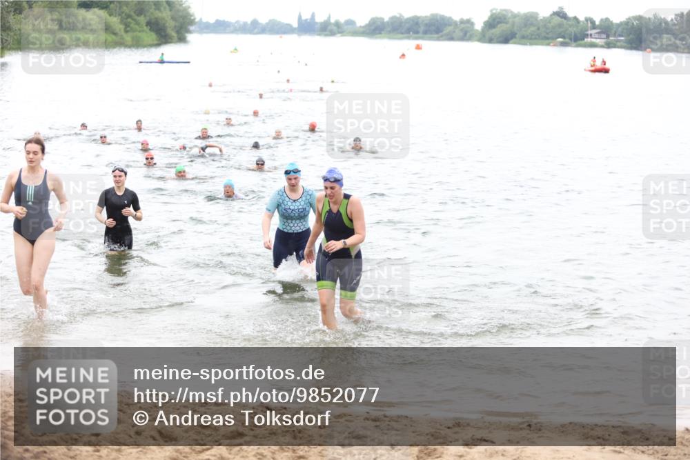 21.06.2026 - 29. Vierlanden-Triathlon Andreas Tolksdorf http://msf.ph/oto/9852077 21.06.2026 10:19:07 Schwimmen 497, 512, 519, 535, 546, 615 meine-sportfotos.de