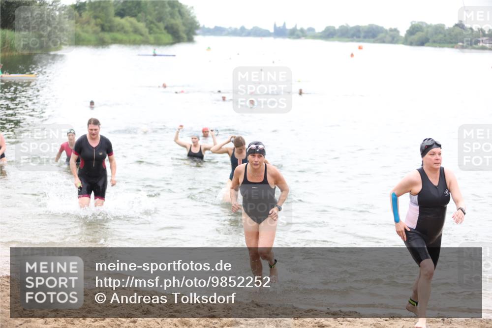 21.06.2026 - 29. Vierlanden-Triathlon Andreas Tolksdorf http://msf.ph/oto/9852252 21.06.2026 10:19:32 Schwimmen 498, 505, 518, 522, 523, 527, 534, 548, 566, 579, 580, 581, 594, 603, 1357 meine-sportfotos.de