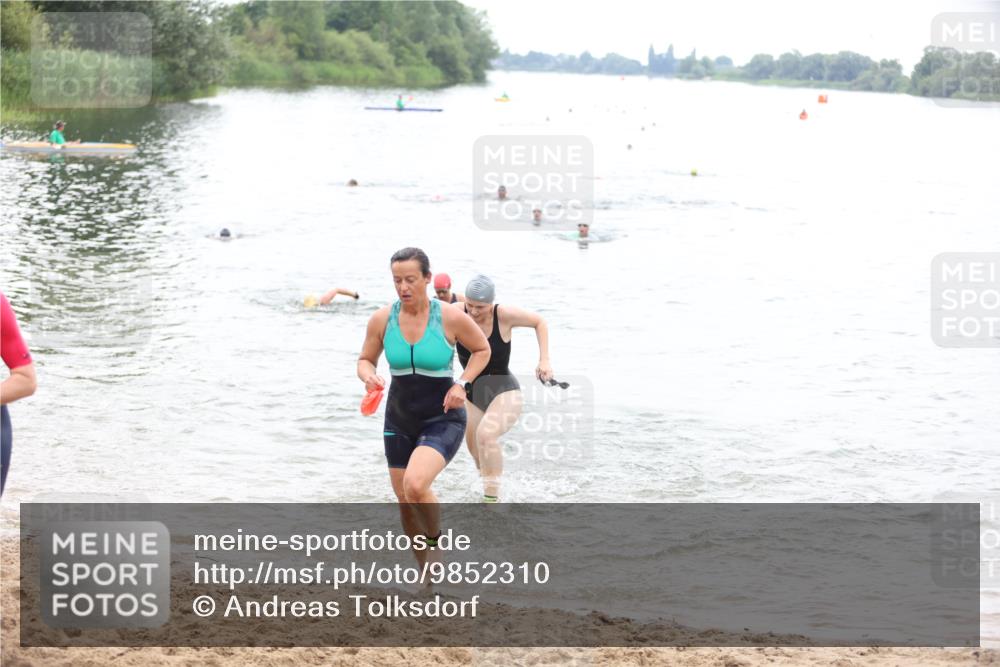 21.06.2026 - 29. Vierlanden-Triathlon Andreas Tolksdorf http://msf.ph/oto/9852310 21.06.2026 10:19:40 Schwimmen 498, 505, 523, 579, 581, 594, 1357 meine-sportfotos.de