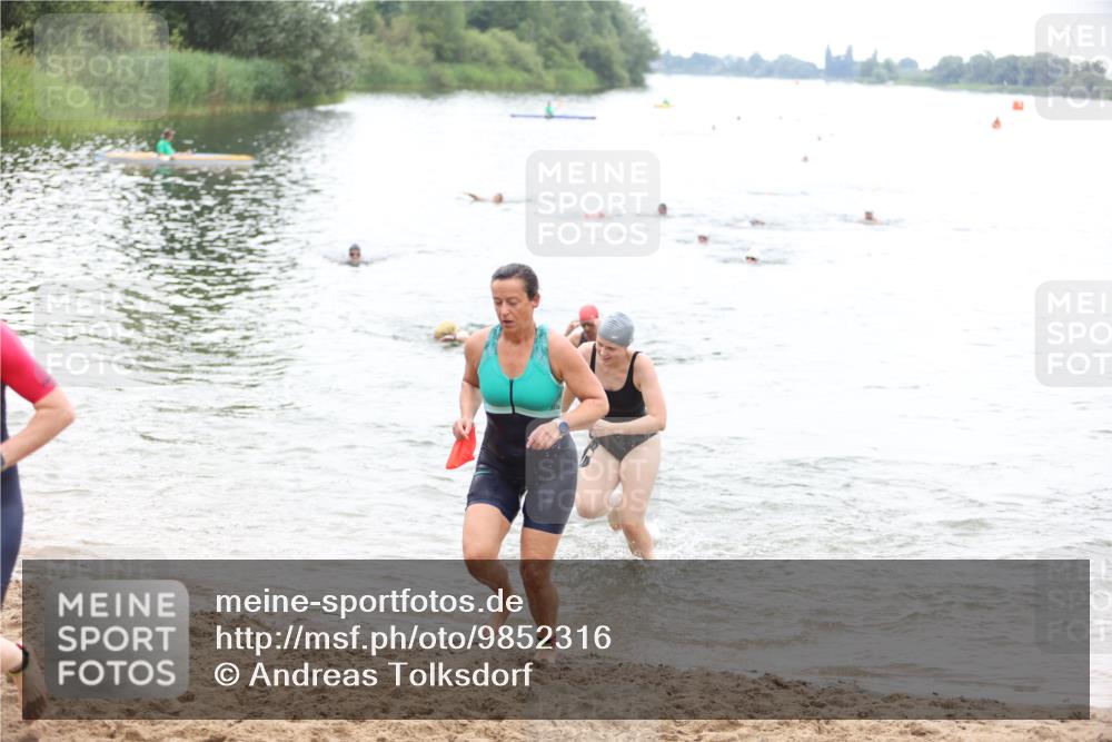 21.06.2026 - 29. Vierlanden-Triathlon Andreas Tolksdorf http://msf.ph/oto/9852316 21.06.2026 10:19:40 Schwimmen 498, 505, 523, 579, 581, 594, 1357 meine-sportfotos.de