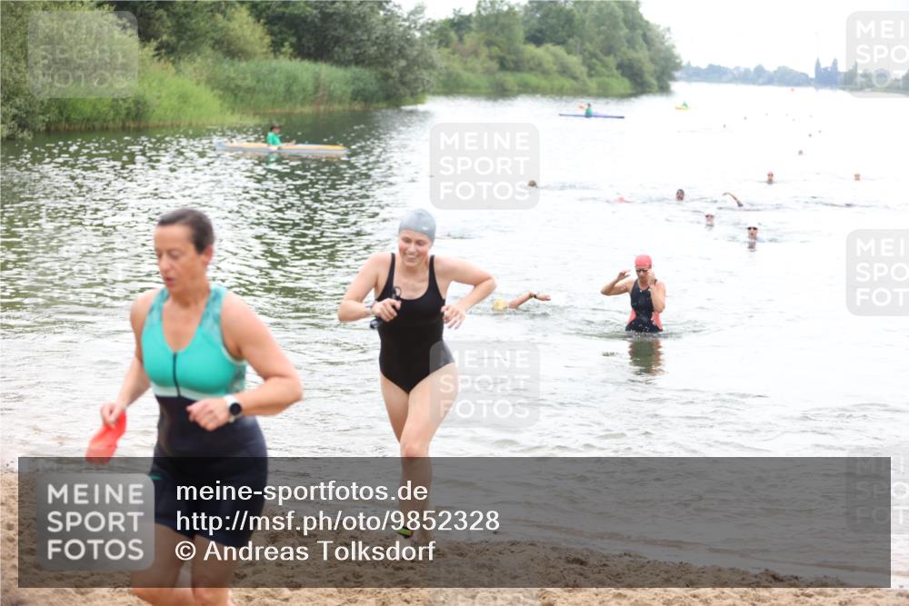 21.06.2026 - 29. Vierlanden-Triathlon Andreas Tolksdorf http://msf.ph/oto/9852328 21.06.2026 10:19:41 Schwimmen 498, 505, 523, 568, 579, 581, 586, 1357 meine-sportfotos.de