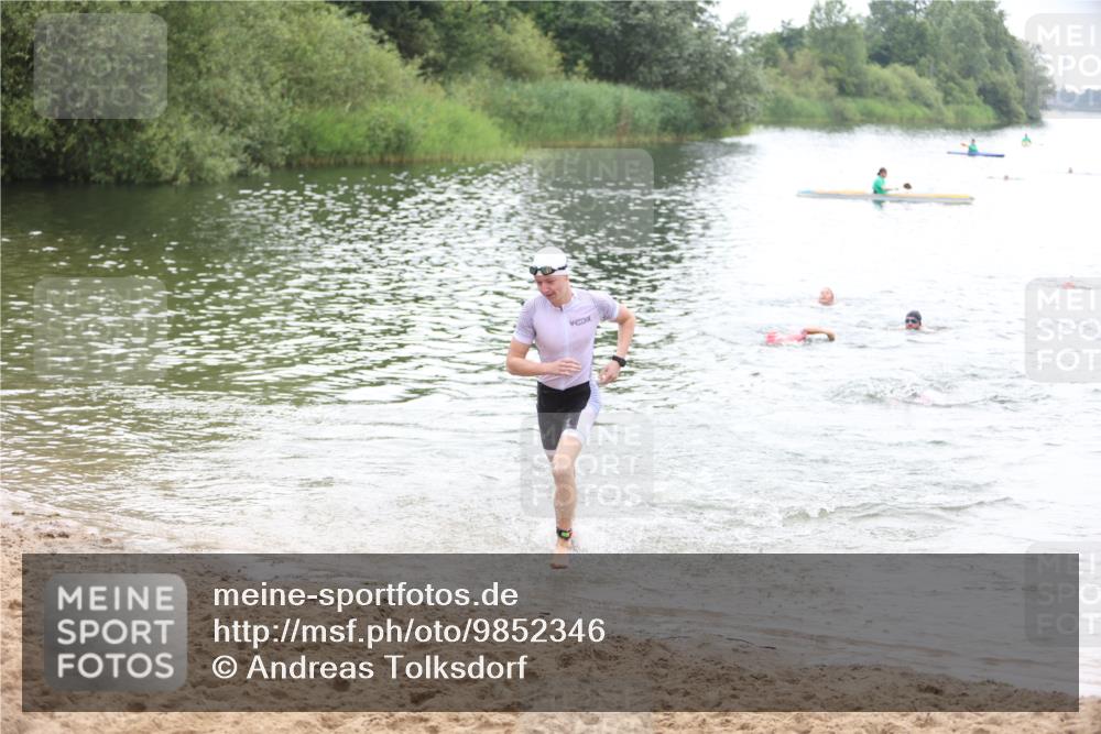 21.06.2026 - 29. Vierlanden-Triathlon Andreas Tolksdorf http://msf.ph/oto/9852346 21.06.2026 10:20:05 Schwimmen 304, 314, 484, 572 meine-sportfotos.de
