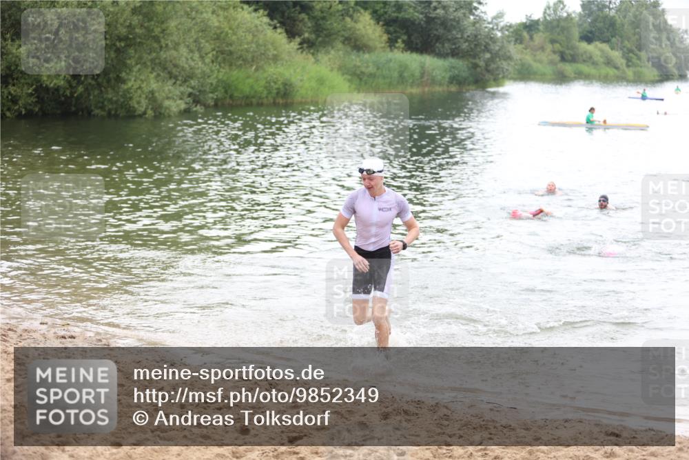 21.06.2026 - 29. Vierlanden-Triathlon Andreas Tolksdorf http://msf.ph/oto/9852349 21.06.2026 10:20:05 Schwimmen 304, 314, 484, 572 meine-sportfotos.de