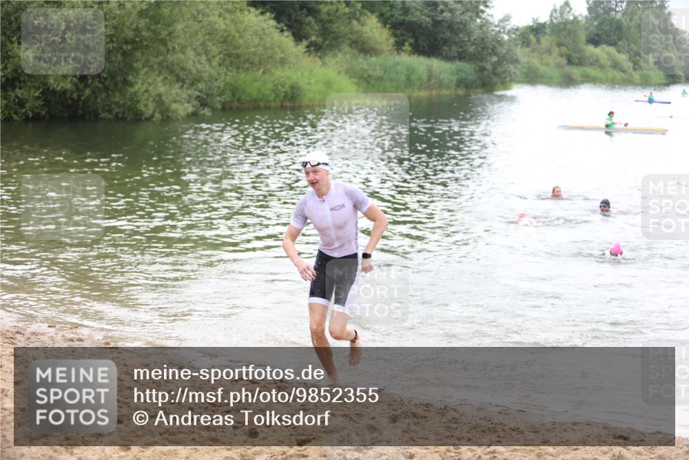 21.06.2026 - 29. Vierlanden-Triathlon Andreas Tolksdorf http://msf.ph/oto/9852355 21.06.2026 10:20:06 Schwimmen 304, 366, 484, 572 meine-sportfotos.de