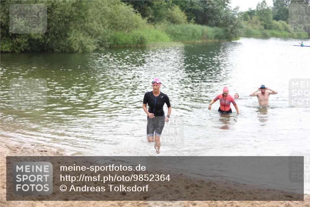 21.06.2026 - 29. Vierlanden-Triathlon Andreas Tolksdorf http://msf.ph/oto/9852364 21.06.2026 10:20:13 Schwimmen 366, 559, 572, 616 meine-sportfotos.de