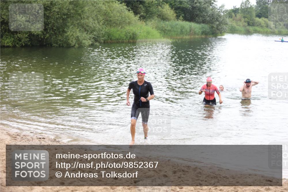 21.06.2026 - 29. Vierlanden-Triathlon Andreas Tolksdorf http://msf.ph/oto/9852367 21.06.2026 10:20:13 Schwimmen 366, 559, 572, 616 meine-sportfotos.de