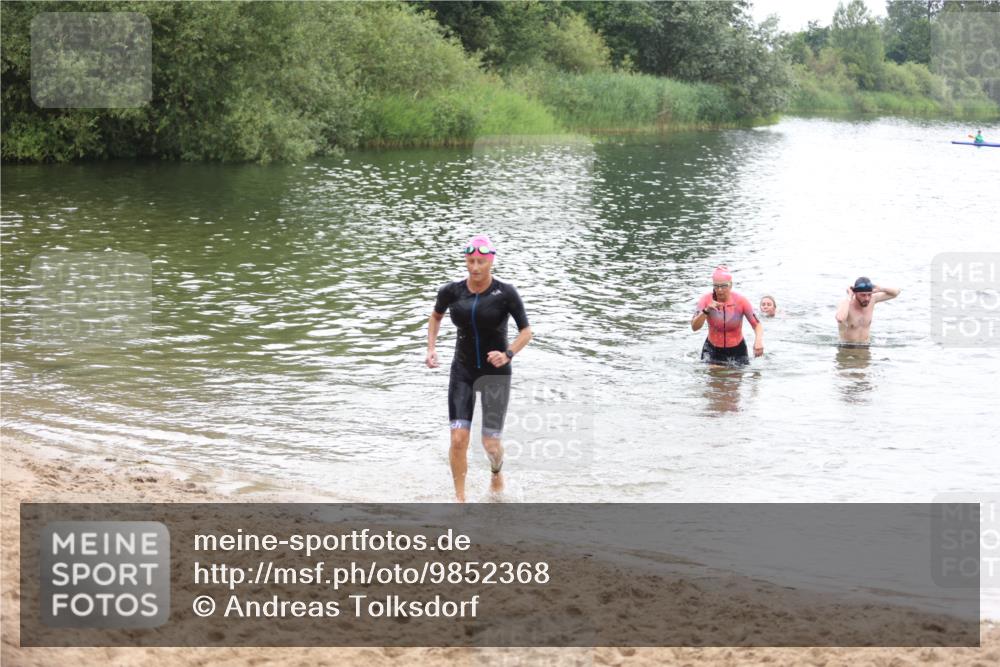 21.06.2026 - 29. Vierlanden-Triathlon Andreas Tolksdorf http://msf.ph/oto/9852368 21.06.2026 10:20:13 Schwimmen 366, 559, 572, 616 meine-sportfotos.de