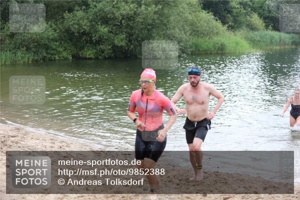 21.06.2026 - 29. Vierlanden-Triathlon Andreas Tolksdorf http://msf.ph/oto/9852388 21.06.2026 10:20:21 Schwimmen 366, 489, 559, 616, 619 meine-sportfotos.de